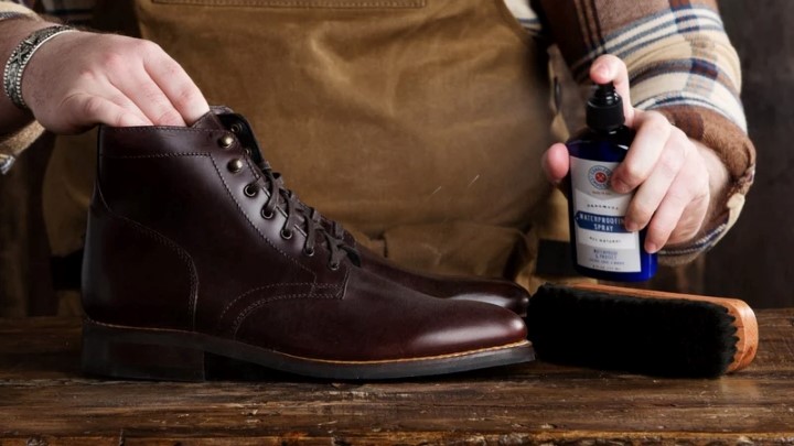 روشهای نگهداری از چکمههای چرمی در زمستان روشهای نگهداری از چکمههای چرمی در زمستان