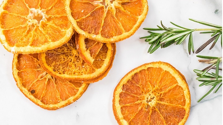 مراحل خشک کردن پرتقال در آفتاب مراحل خشک کردن پرتقال در آفتاب