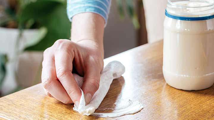 با سس مایونز لکه آب روی سطوح چوبی را پاک کنید