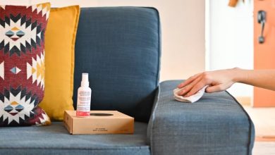 تمیز کردن مبل پارچهای در خانهتکانی عید؛ بدون نیاز به شستن