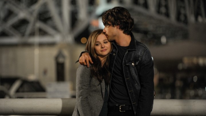 اگر بمانم (If I Stay) از بهترین فیلم‌های عاشقانه نوجوانانه برای تماشا در ولنتاین