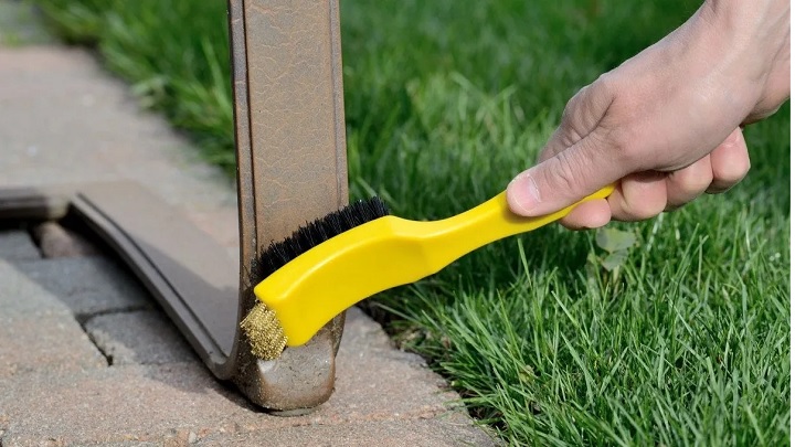 نکاتی که باید برای تمیز کردن پایههای مبل فلزی بدانید نکاتی که باید برای تمیز کردن پایههای مبل فلزی بدانید