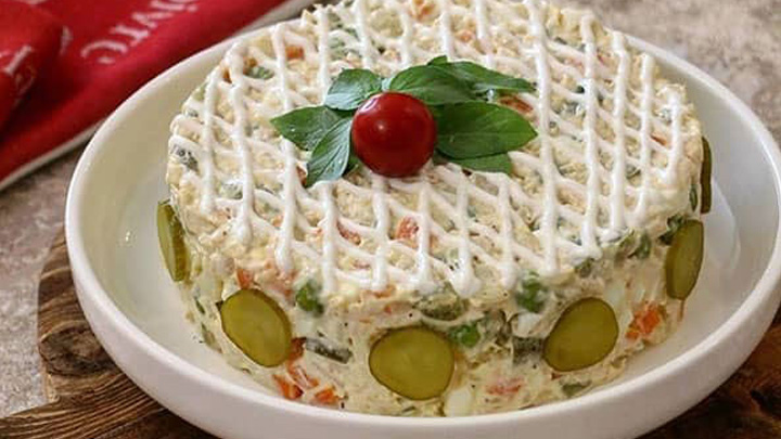 تزئین سالاد الویه به صورت کیک