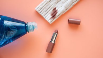 روش‌های پاک کردن انواع لکه‌های آرایشی از لباس و سطوح