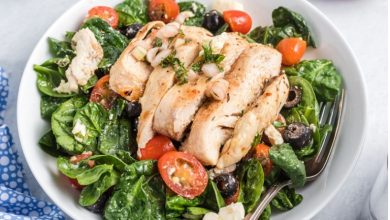 طرز تهیه سالاد اسفناج با مرغ گریل شده؛ مقوی و رژیمی