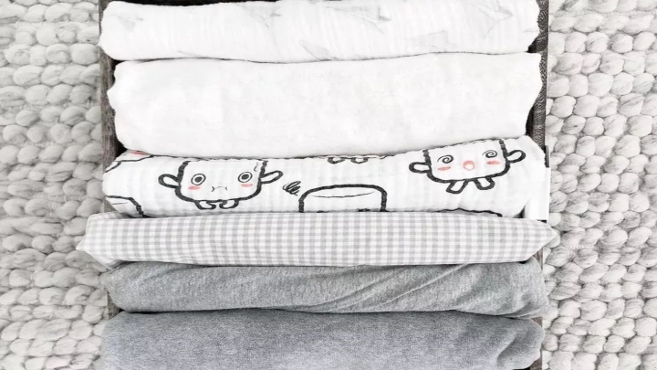 برای چیدمان کمد رختخواب از کمد لباس اضافه، بهره ببرید برای چیدمان کمد رختخواب از کمد لباس اضافه، بهره ببرید