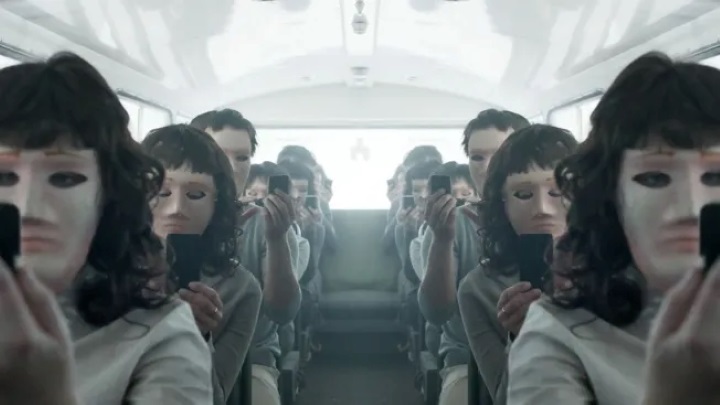 آینه سیاه (Black Mirror) از بهترین سریال‌های آنتولوژی ترسناک