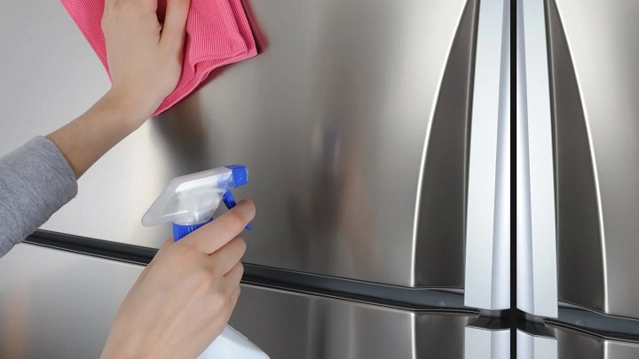 سرکه و آب گرم برای براق کردن سطح یخچال و مایکروفر سرکه و آب گرم برای براق کردن سطح یخچال و مایکروفر