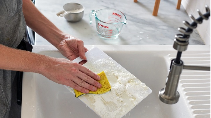 نکاتی که باید برای تمیز کردن تختههای آشپزی بدانید نکاتی که باید برای تمیز کردن تختههای آشپزی بدانید