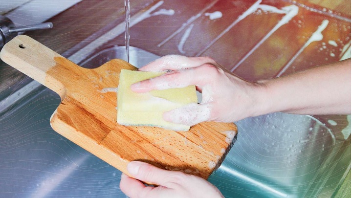 برای تمیز کردن تخته آشپزی از آب و صابون استفاده کنید برای تمیز کردن تخته آشپزی از آب و صابون استفاده کنید