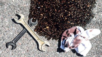 روشهای پاک کردن لکه روغن ماشین از لباس و زمین