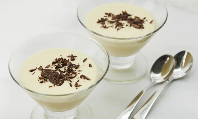 طرز تهیه دسر موس بادام