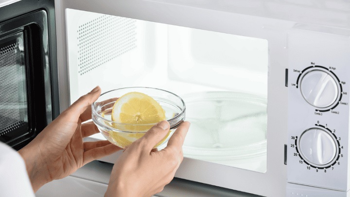 از بین بردن بوی بد ماکروفر با آب لیمو
