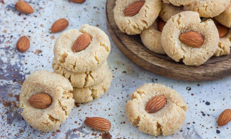 طرز تهیه شیرینی بادام و نارگیل ترک‌دار؛ برای عید نوروز
