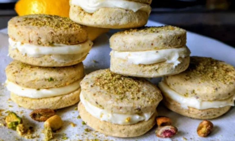 طرز تهیه بیسکویت پسته‌ای کرم‌دار برای عید+ نکات کلیدی