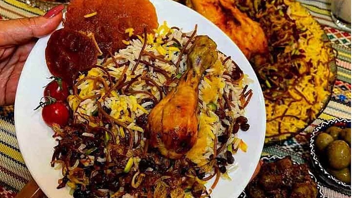 رشته پلو با مرغ سرخ شده