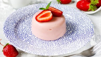 طرز تهیه دسر توت فرنگی با بیسکوئیت؛ ساده و خوشمزه