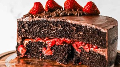 کیک توت‌ فرنگی شکلاتی؛ دسر خوشمزه با نکات