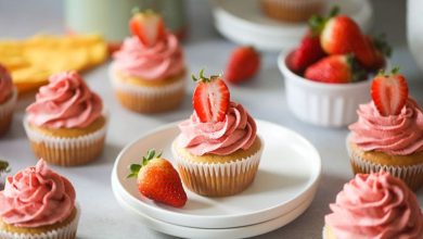 طرز تهیه کاپ کیک توت‌ فرنگی خانگی؛ با پف زیاد