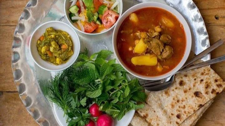 نکات و فوت‌وفن‌ های طرز تهیه یخنی با چاقاله بادام