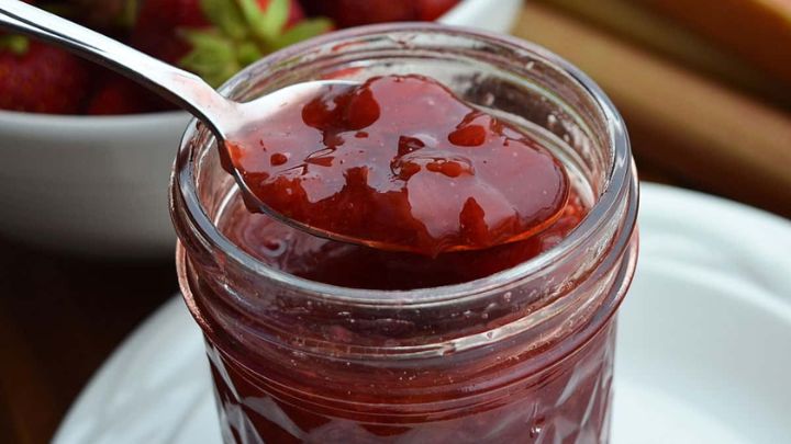 نکات و فوت‌وفن‌ های شکرک و کپک نزدن مربای توت‌فرنگی و ریواس