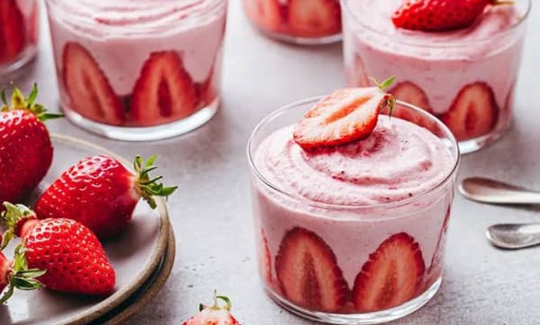 طرز تهیه محلبی توت فرنگی؛ خوشمزه و مجلسی