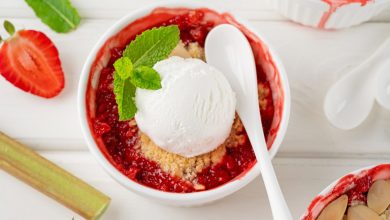 طرز تهیه کوبلر ریواس و توت فرنگی؛ ترکیبی از ترشی و شیرینی