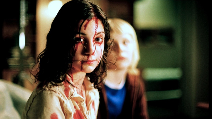 آدم درست را راه بده (Let the Right One In)؛ بهترین فیلم‌های ترسناک عاشقانه