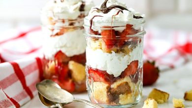 طرز تهیه جارکیک توت‌ فرنگی؛ دسر لایه‌ای خوشمزه در شیشه! 