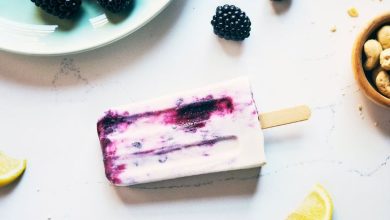 طرز تهیه بستنی چوبی پنیری با توت سفید یا سیاه؛ نکات کلیدی