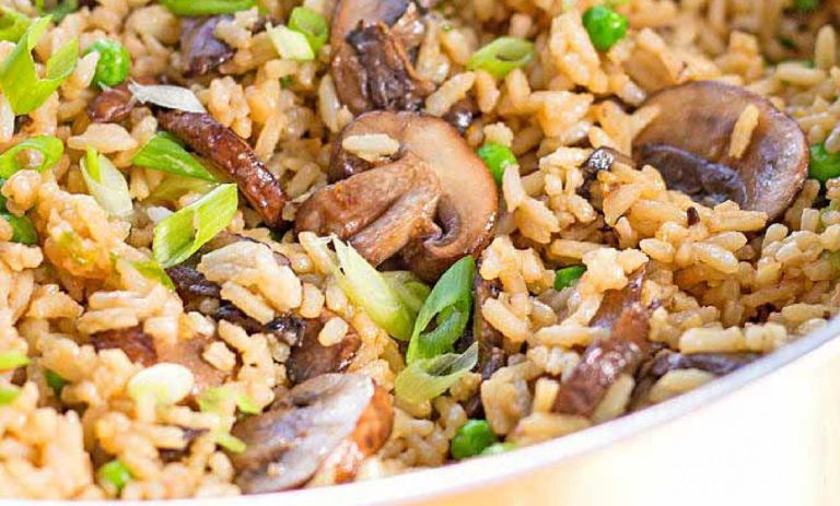 طرز تهیه قارچ پلو با نخود فرنگی+ نکات خوشمزهتر شدن