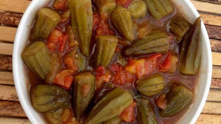 خوراک بامیه و گوجه سبز با گوشت