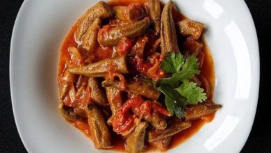 طرز تهیه خوراک بامیه و گوجه سبز؛ غذای ترش و خوشمزه