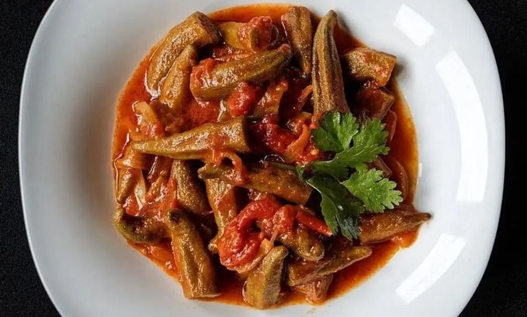 طرز تهیه خوراک بامیه و گوجه سبز؛ غذای ترش و خوشمزه