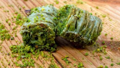 طرز تهیه دلمه پستهای با خمیر یوفکا؛ دسر مجلسی برای مهمانی