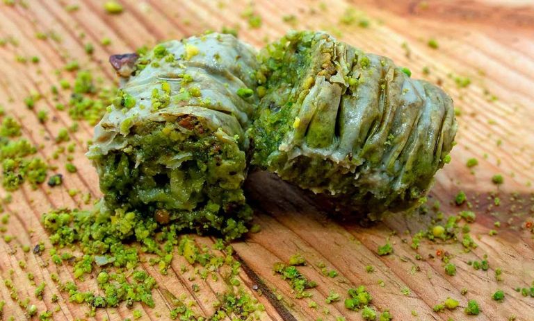 طرز تهیه دلمه پستهای با خمیر یوفکا؛ دسر مجلسی برای مهمانی