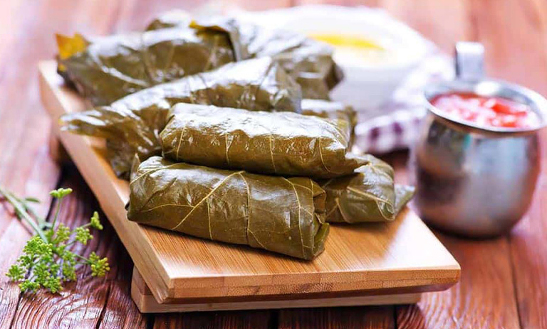 سبزی دلمه برگ مو چیست؟ معرفی سبزیهای مخصوص این غذای محبوب