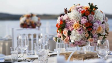 ایده‌های خلاقانه تزیین میز مهمانی با گل‌های طبیعی