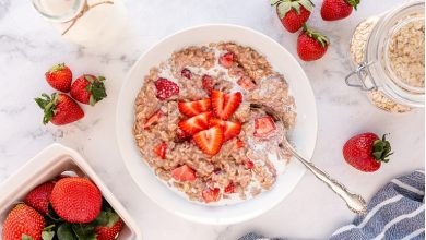 طرز تهیه اوتمیل توت فرنگی برای یک صبحانه جذاب