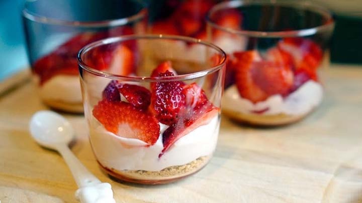 نکات و فوت‌وفن های طرز تهیه پودینگ با سس توت فرنگی