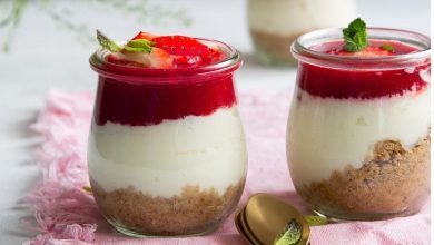 طرز تهیه پودینگ با سس توت فرنگی؛ برای مهمانی با طعم عالی