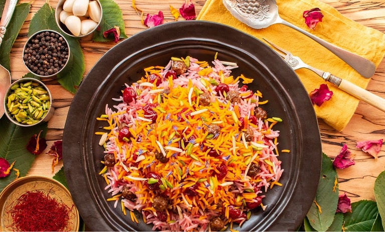 طرز تهیه آلبالو پلو با مرغ و گوشت؛ مجلسی با نکات کلیدی