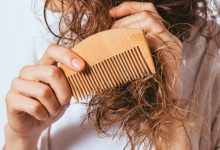 ترفندهای باز کردن موهای گره‌خورده بدون آسیب رساندن به ساقه مو