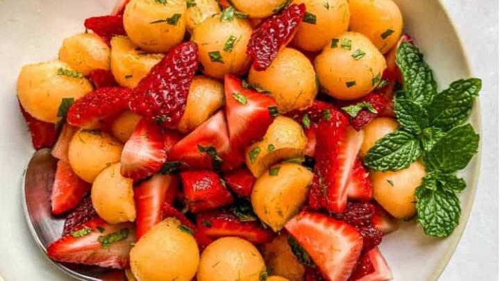 نکات و فوت‌وفن های طرز تهیه سالاد توت فرنگی و گرمک