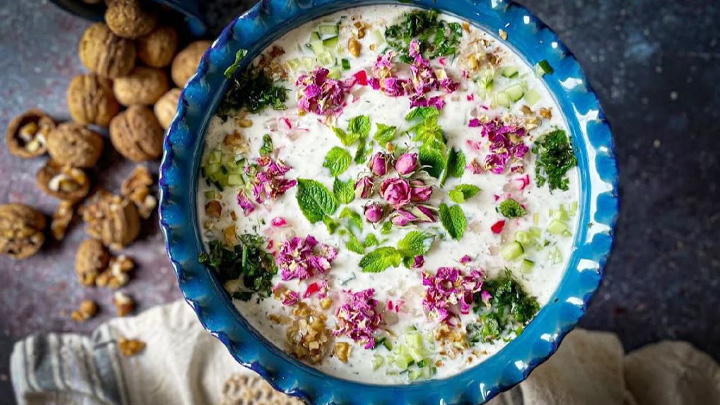نوشیدن آب و خوردن خوراکی‌های خنک از روش‌های خنک ماندن در شب‌های گرم تابستان بدون کولر