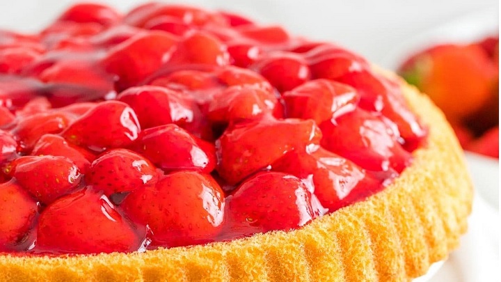 طرز تهیه کیک توت فرنگی کرمدار بدون فر