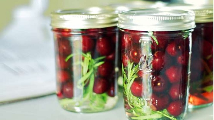 نکات مهم برای جلوگیری از کپک زدن ترشی آلبالو فوری