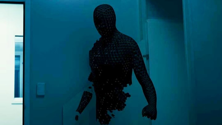 مرد نامرئی (The Invisible Man) یکی از بهترین فیلم‌های ترسناک با شخصیت‌ اصلی زن