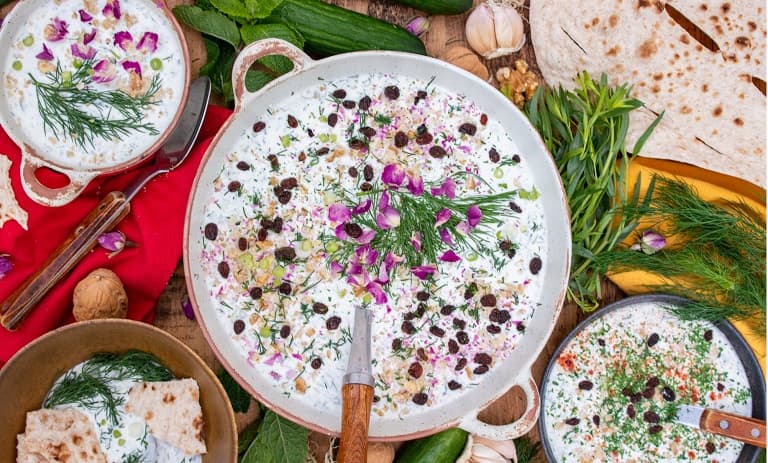 طرز تهیه آب دوغ خیار سنتی+ نکات خوشمزهتر شدن