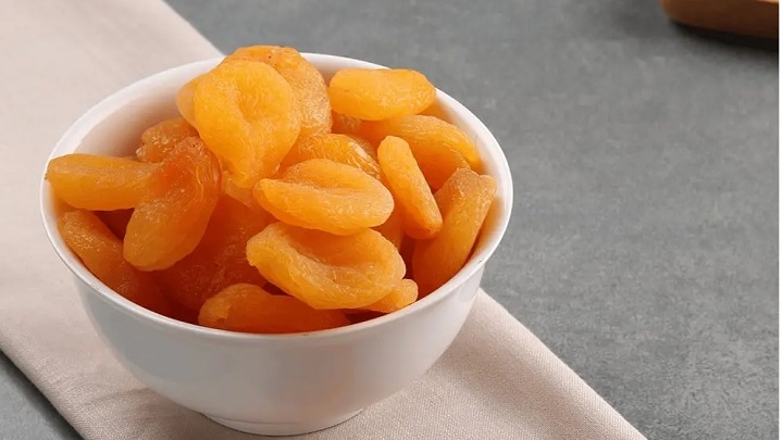 برگه زردآلو در دستگاه میوه خشک کن برگه زردآلو در دستگاه میوه خشک کن